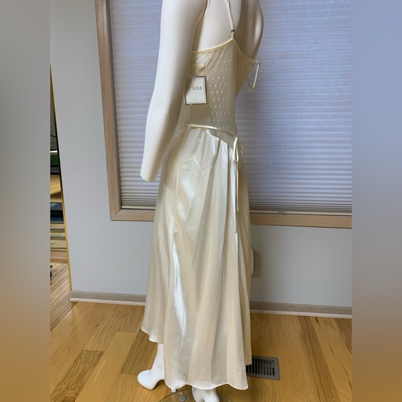 NWT Flora Nikrooz Ivory Night Gown&Robe. S/M. See pics for stains on end of gown - Picture 3 of 15